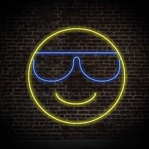 Cara sorridente com óculos de sol LED Neon Sign - Feito em Londres Emoji Neon Signs - Planet Neon