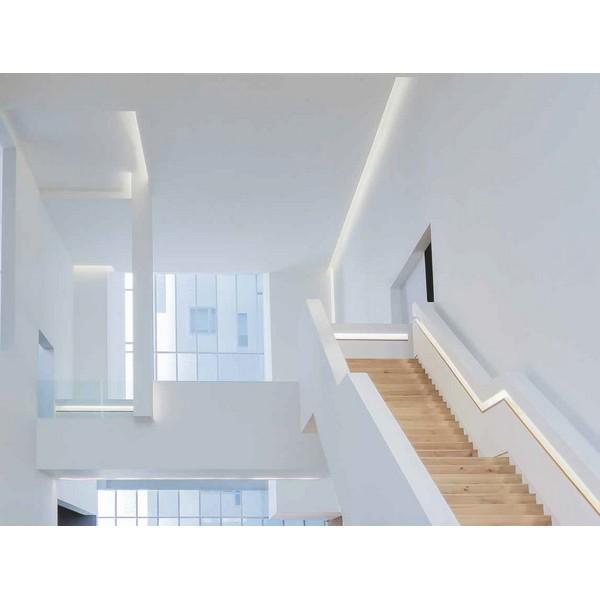escadas com luzes de tira