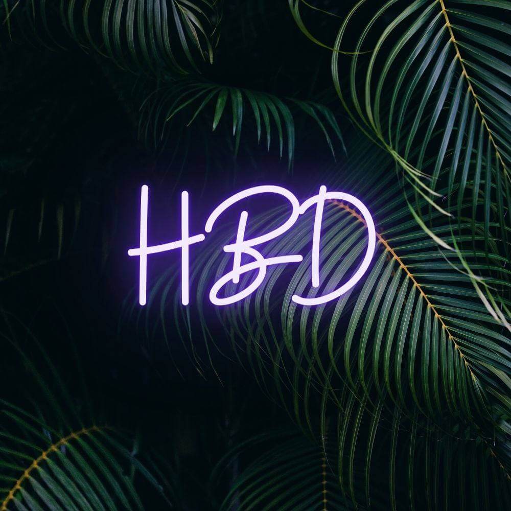 Feliz Aniversário HBD Caps LED Neon Sign - Feito em Londres Party Neon Signs - Planet Neon